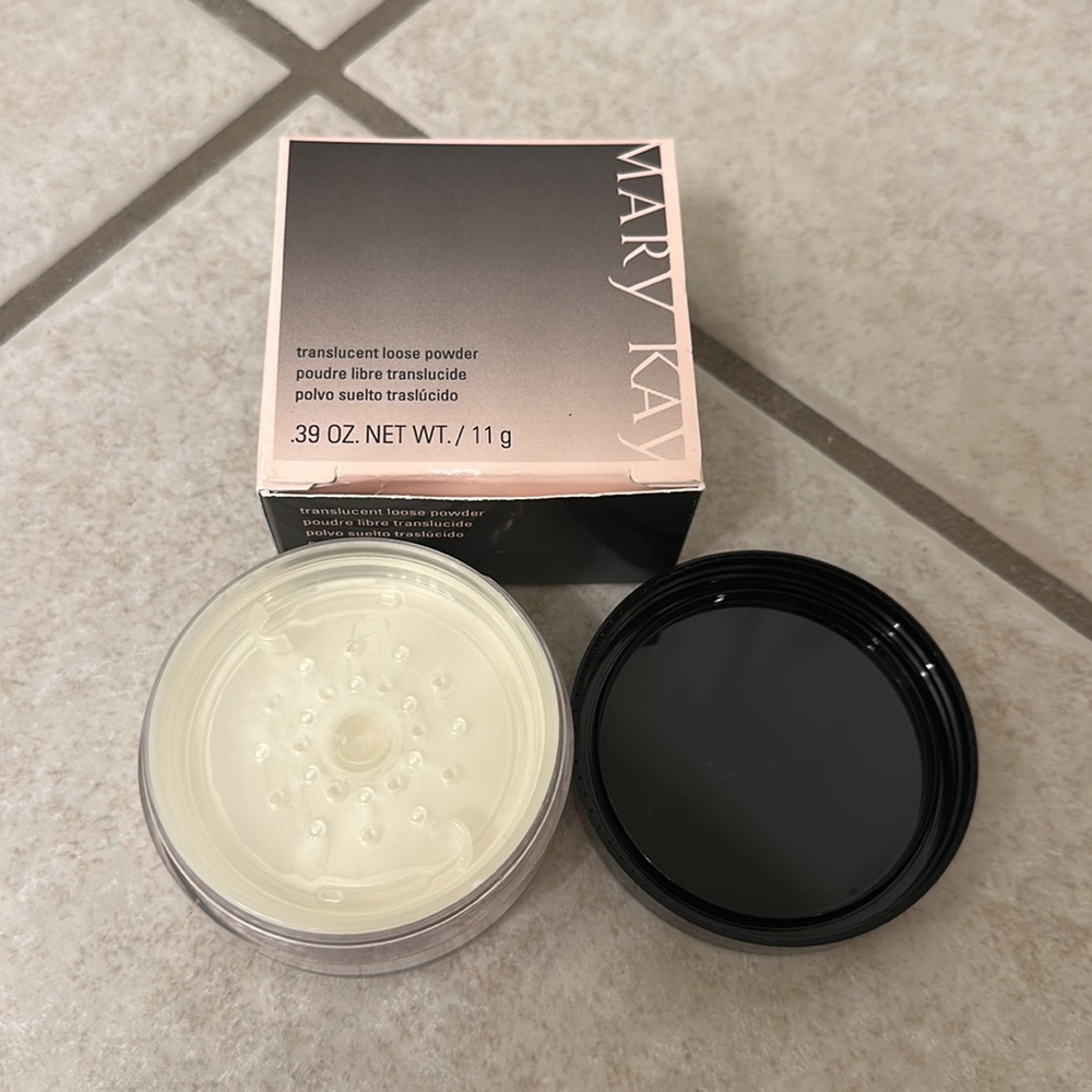 Mary Kay Translucent Powder - Picture 3 of 5